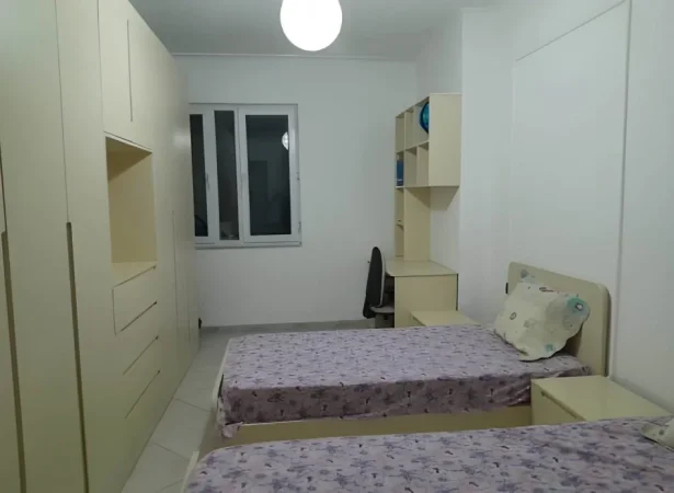 Tirane, jepet me qera apartament 2+1+Ballkon Kati 8, 112 m² 500 € (Yzberisht)