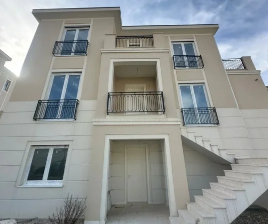 Tirane, shitet apartament 4+1 Kati 3, 515 m² 1.400.000 € (COLLINA VERDE)