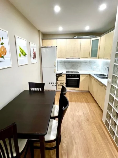 Tirane, jepet me qera apartament 1+1 Kati 2, 70 m² 550 € (BRRYLI)