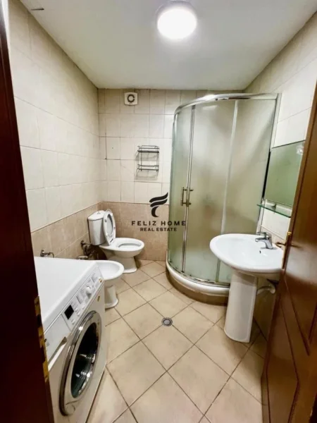 Tirane, jepet me qera apartament 1+1 Kati 2, 70 m² 550 € (BRRYLI)