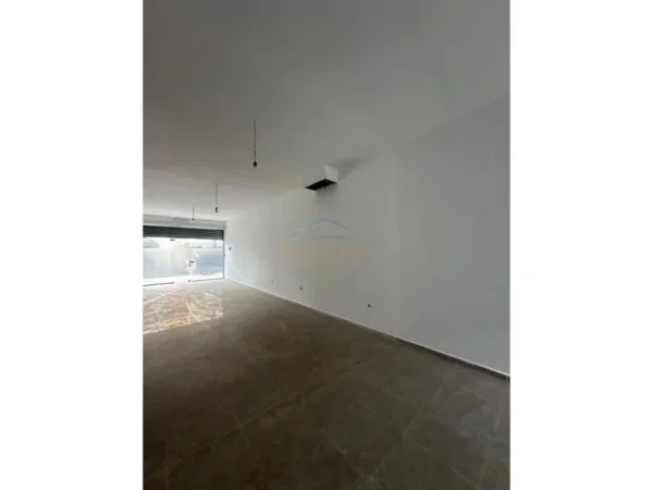 Tirane, jepet me qera ambjent biznesi Kati 0, 83 m² 850 € (SELVIA)