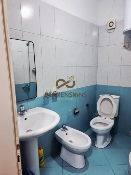 Tirane, jepet me qera apartament 1+1+Ballkon Kati 5, 63 m² 400 € (Pallatet Cabej)