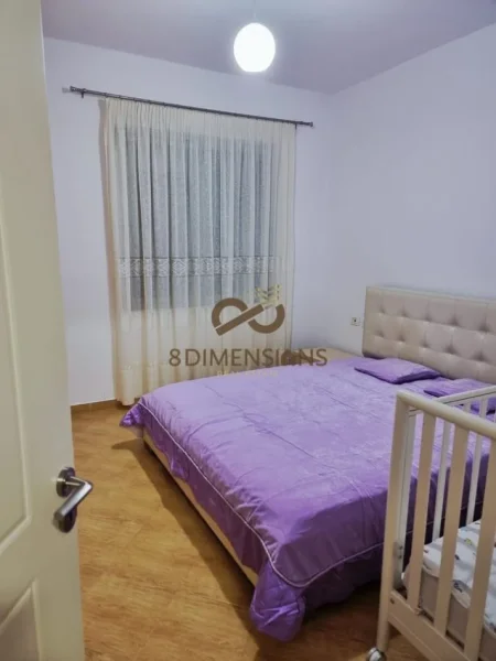 Tirane, jepet me qera apartament 1+1+Ballkon Kati 5, 63 m² 400 € (Pallatet Cabej)