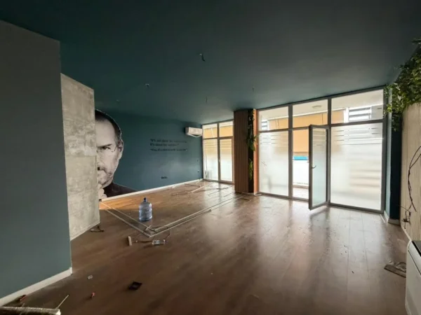 Tirane, jepet me qera zyre Kati 4, 110 m² (Komuna e Parisit)