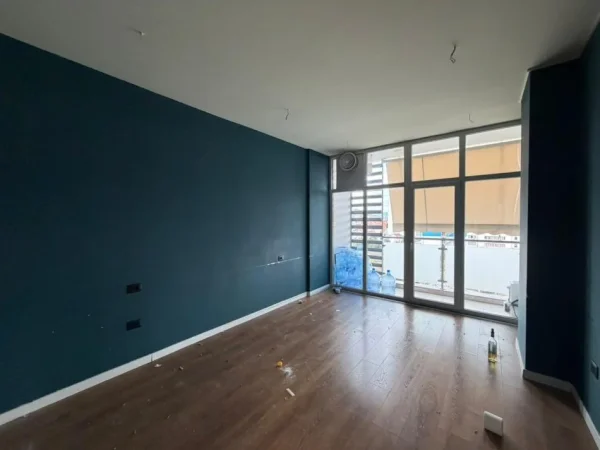 Tirane, jepet me qera zyre Kati 4, 110 m² (Komuna e Parisit)