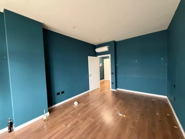 Tirane, jepet me qera zyre Kati 4, 110 m² (Komuna e Parisit)