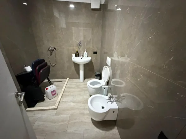 Tirane, jepet me qera zyre Kati 4, 110 m² (Komuna e Parisit)