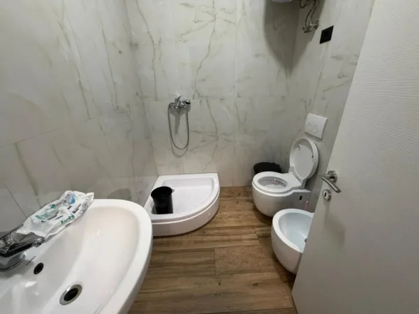 Tirane, jepet me qera zyre Kati 4, 110 m² (Komuna e Parisit)
