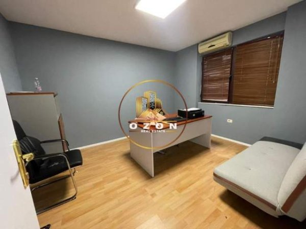 Tirane, jepet me qera zyre Kati 4, 134 m² 1.000 Euro (BLLOKU)