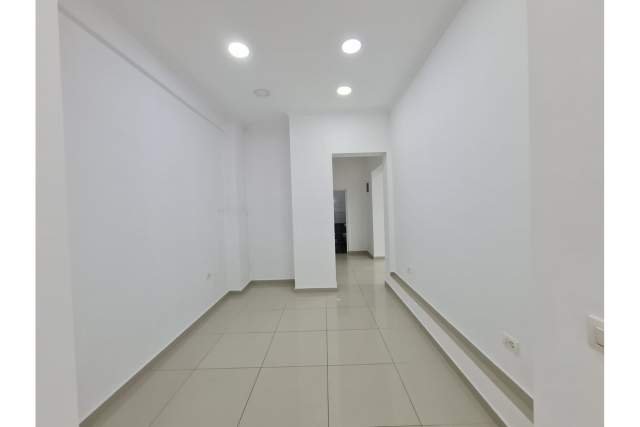 Tirane, jepet me qera zyre Kati 0, 80 m² 1.000 Euro (Stacioni i Trenit,  Tiranë,  Shqipëri)