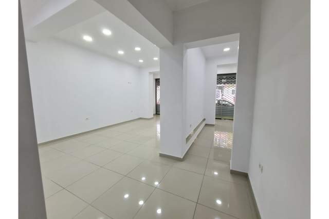 Tirane, jepet me qera zyre Kati 0, 80 m² 1.000 Euro (Stacioni i Trenit,  Tiranë,  Shqipëri)