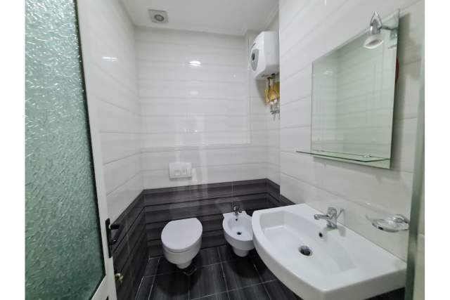 Tirane, jepet me qera zyre Kati 0, 80 m² 1.000 Euro (Stacioni i Trenit,  Tiranë,  Shqipëri)