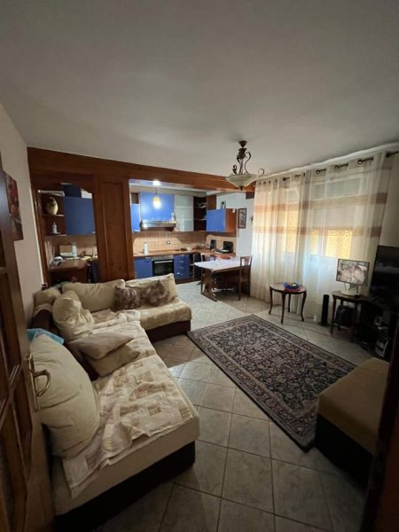 Tirane, jepet me qera Vile 2 Katshe 160 m² 1.200 Euro (Rruga Bardhyl)