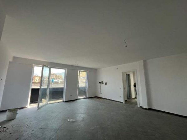 Tirane, jepet me qera apartament 1+1 100 m² 600 Euro (Kafe Flora)