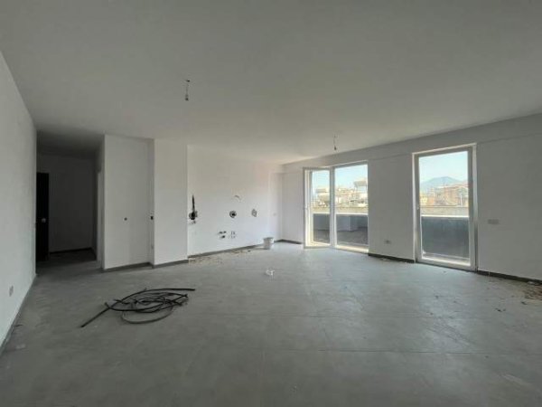 Tirane, jepet me qera apartament 1+1 100 m² 600 Euro (Kafe Flora)