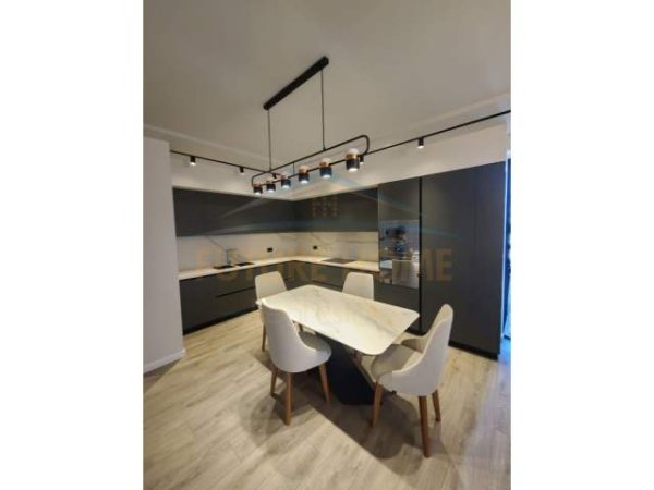 Tirane, jepet me qera apartament 2+1+A+BLK Kati 6, 1.000 Euro (Selvia)