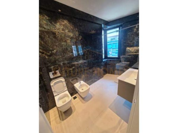 Tirane, jepet me qera apartament Kati 6, 124 m² 1.000 Euro (Rruga e Dibres)