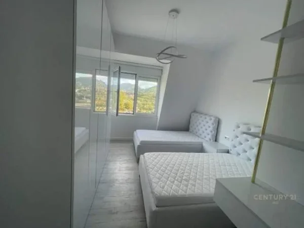 Tirane, jepet me qera apartament 2+1 Kati 3, 113 m² 1.500 Euro (Teg)