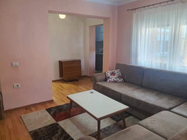 Tirane, jepet me qera apartament Kati 5, 70 m² 450 Euro (rruga Durrsit)