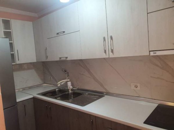Tirane, jepet me qera apartament Kati 5, 70 m² 450 Euro (rruga Durrsit)