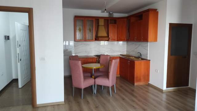 Tirane, jepet me qera ambjent biznesi Kati 1, 83 m² 500 Euro (Bulevardi "Migjeni")