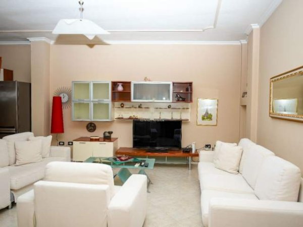 Tirane, jepet me qera 3+1 Kati 5, 150 m² 800 Euro