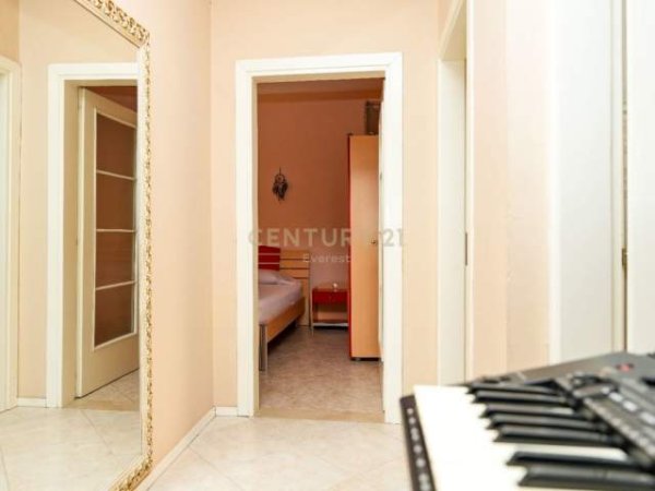 Tirane, jepet me qera 3+1 Kati 5, 150 m² 800 Euro