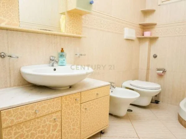 Tirane, jepet me qera 3+1 Kati 5, 150 m² 800 Euro