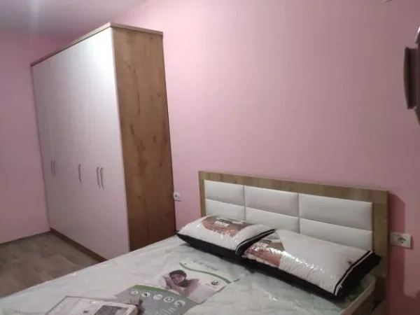 Tirane, me qera Apartament 2+1+BLK Kati 3, i Mobiluar , 49000 Leke ngjitur me Ish Fushen ALI DEMI