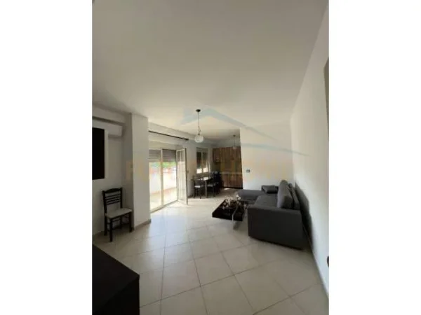 Durres, jepet me qera apartament 2+1 Kati 5, 120 m² 350 Euro (EFTALI KOCI)