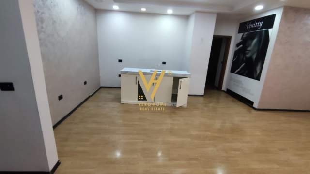 Tirane, jepet me qera ambjent biznesi Kati 1, 120 m² 1.200 Euro (blloku)