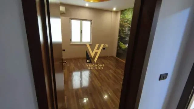 Tirane, jepet me qera ambjent biznesi Kati 1, 120 m² 1.200 Euro (blloku)