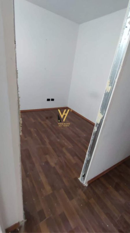 Tirane, jepet me qera ambjent biznesi Kati 1, 120 m² 1.200 Euro (blloku)