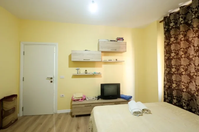 Tirane, jepet me qera apartament 1+1 Kati 4, 55 m² 300 € (Hotel Gaxherri ne Fresk)