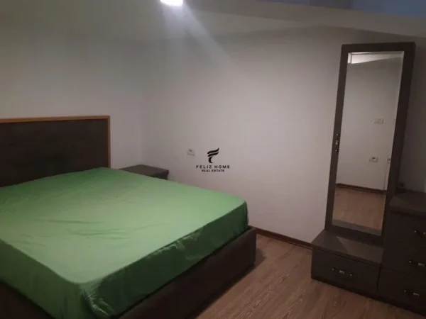 Tirane, jepet me qera apartament duplex 2+1 Kati 0, 70 m² 450 € (FRESKU)