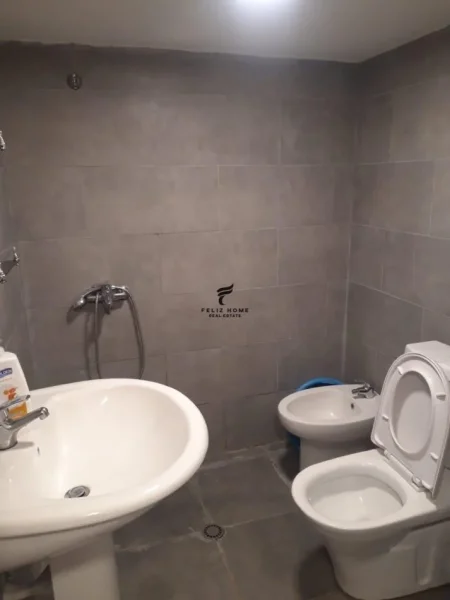 Tirane, jepet me qera apartament duplex 2+1 Kati 0, 70 m² 450 € (FRESKU)