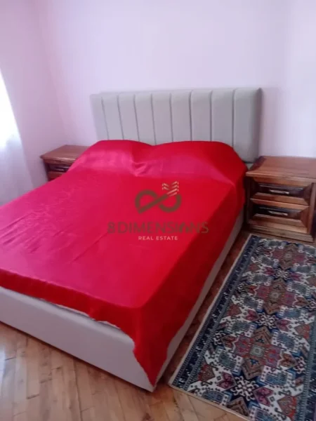 Tirane, jepet me qera apartament 3+1+Ballkon Kati 3, 85 m² 600 € (xhamllik)