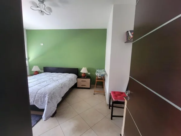 Tirane, jepet me qera apartament 1+1+Ballkon Kati 3, 75 m² 500 € (Ali Demi)