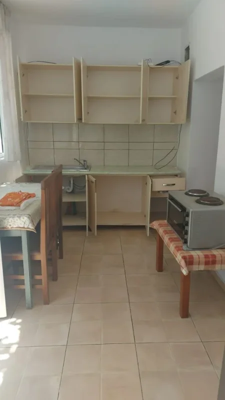 Tirane, jepet me qera shtepi 1 Katshe Kati 0, 60 m² 210 € 