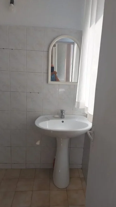 Tirane, jepet me qera shtepi 1 Katshe Kati 0, 60 m² 210 € 