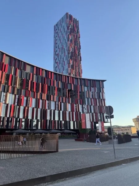 Tirane, jepet me qera zyre Kati 1, 448 m² 12.600 € (AIR ALBANIA)