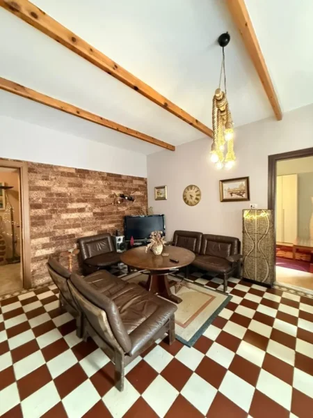 Tirane, jepet me qera shtepi 2+1+Ballkon Kati 0, 125 m² 2.000 € (Pazari i Ri)