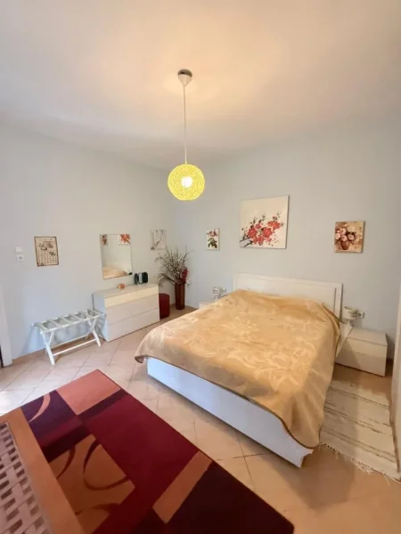 Tirane, jepet me qera shtepi 2+1+Ballkon Kati 0, 125 m² 2.000 € (Pazari i Ri)