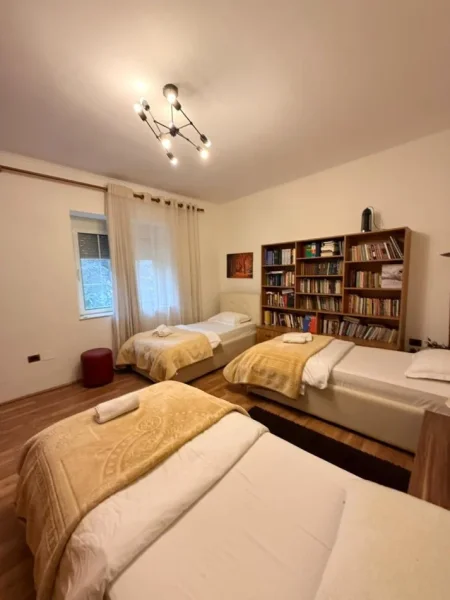 Tirane, jepet me qera shtepi 2+1+Ballkon Kati 0, 125 m² 2.000 € (Pazari i Ri)