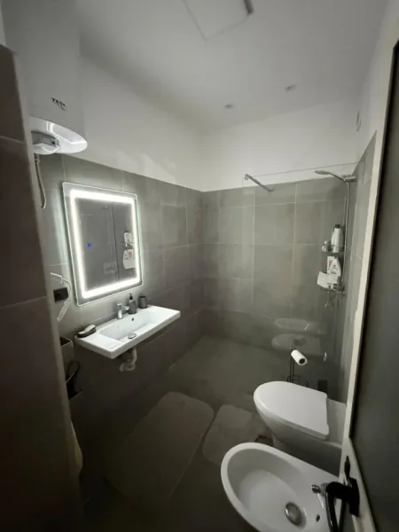 Tirane, jepet me qera shtepi 2+1+Ballkon Kati 0, 125 m² 2.000 € (Pazari i Ri)