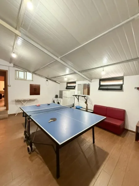 Tirane, jepet me qera shtepi 2+1+Ballkon Kati 0, 125 m² 2.000 € (Pazari i Ri)