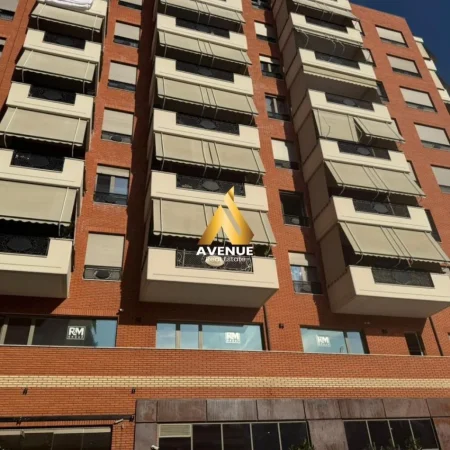 Tirane, jepet me qera ambjent biznesi Kati 3, 250 m² 2.500 € 