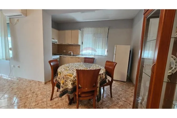 Tirane, jepet me qera apartament 1+1+Ballkon Kati 5, 70 m² 530 € (rruga e Kavajes)