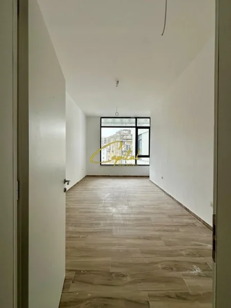 Tirane, jepet me qera zyre Kati 2, 34 m² 650 € (QENDER)