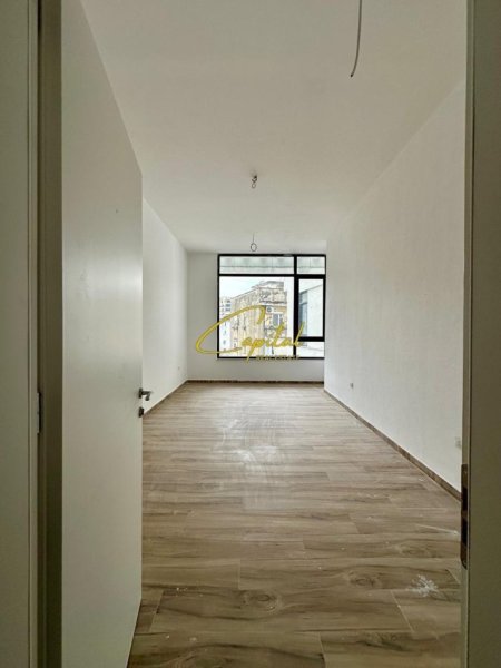 Tirane, jepet me qera zyre Kati 2, 34 m² 650 € (QENDER)